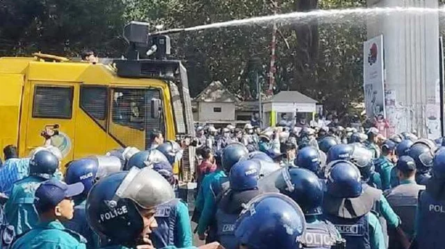 যমুনা অভিমুখে সরকারি কর্মচারীদের মিছিলে বাধা